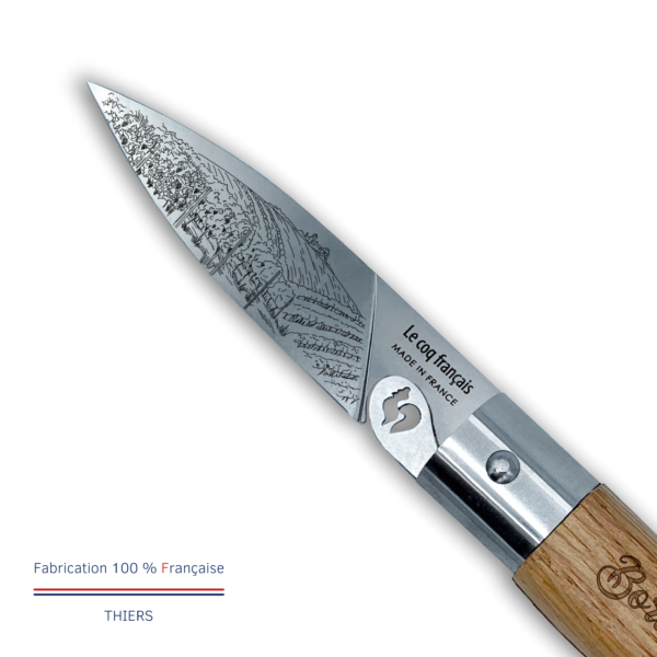 Gros plan lame acier inoxydable Z40C13 du couteau de poche pliant Bordeaux Le Coq Français, gravure laser vignobles bordelais, Made in France Thiers
